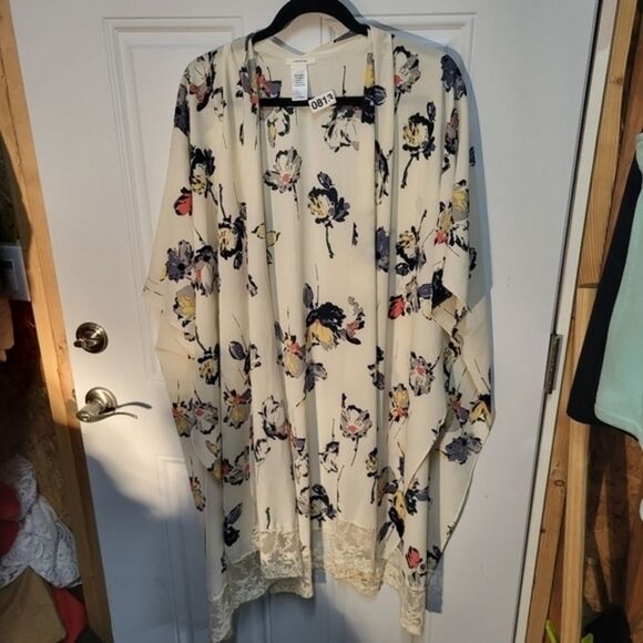 Maurices long‎ length floral kimono with embroidered lace and crochet fringe - Picture 4 of 9